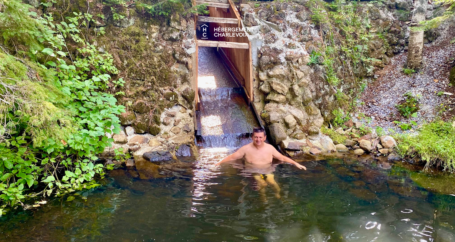 NAF-256 - Cottage on the edge of a lake with trail, waterfall and pond